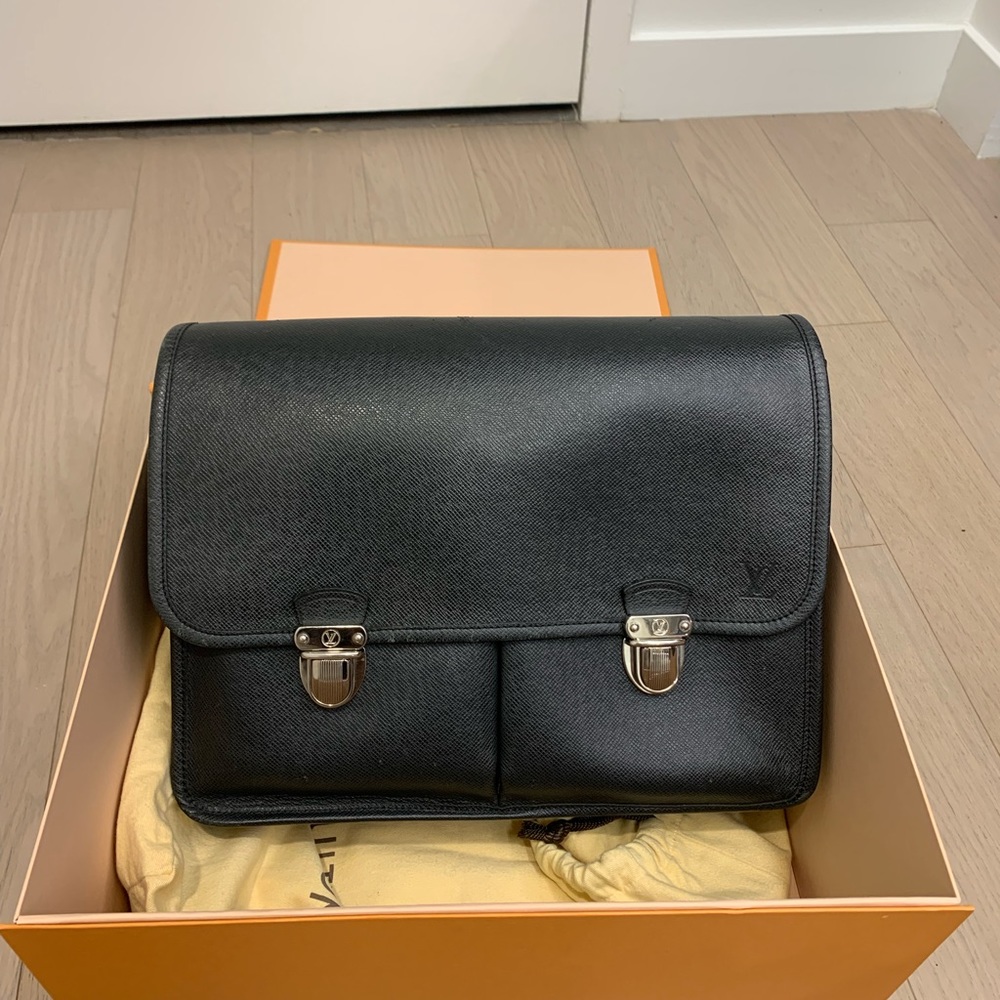Louis Vuitton men’s epi leather messenger bag